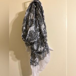 Lightweight Black and White Paisley Scarf 🧣